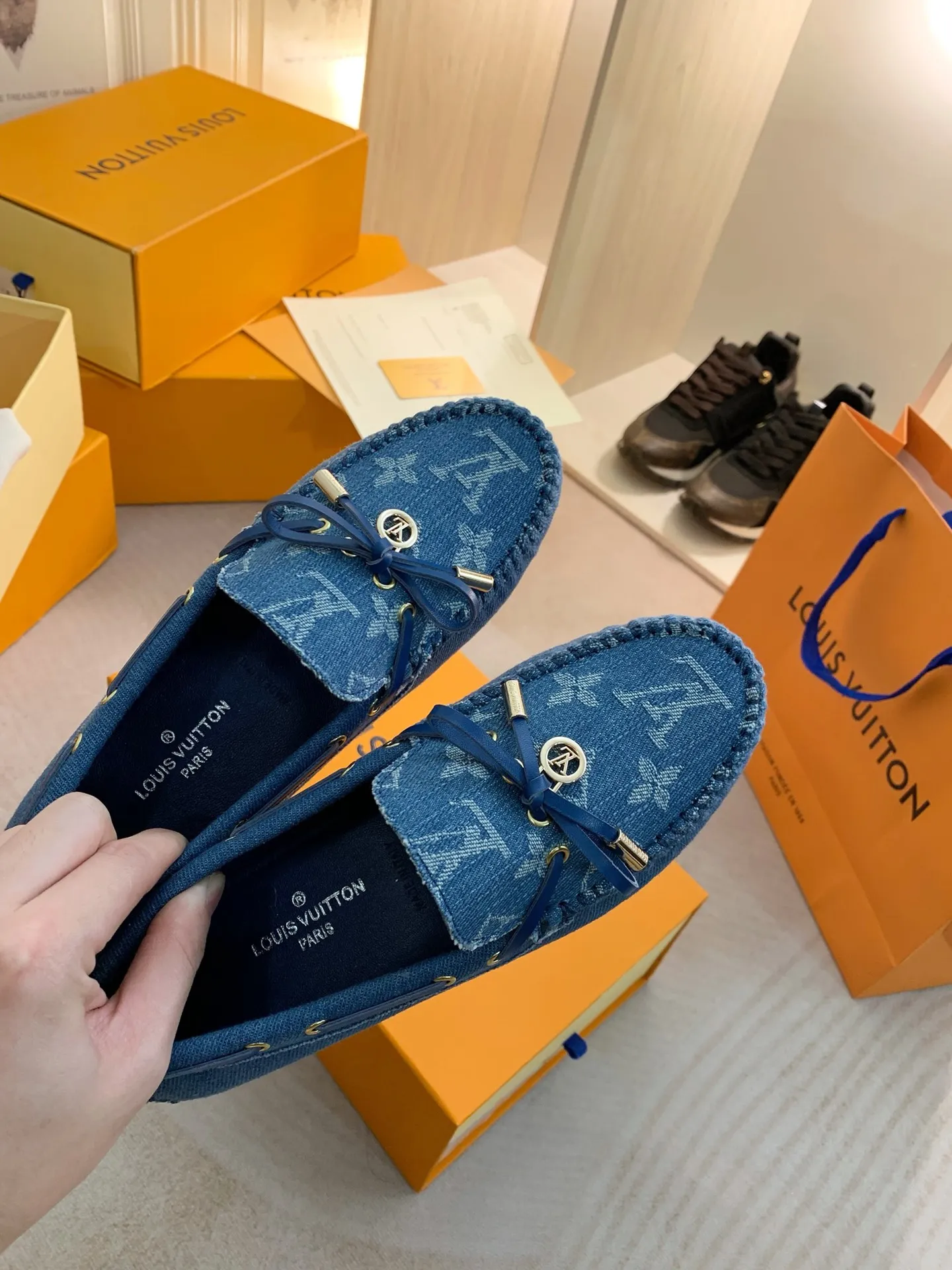 p460💰Couple model❤️🇫🇷 𝙇𝙤𝙪𝙞𝙨 𝙑𝙪𝙞𝙩𝙩𝙤𝙣 🇫🇷Louis Vuitton 2023 Classic𝓛𝓿 𝓣𝓻𝓪𝓲𝓷𝓮𝓻 Sports Series ➪➪➪¯ [Arizona Doudou Shoes Series] ▪️▪️▪️Arizona slip-on shoes are made of Monogram Eclipse canvas. Its hand-painted and dyed edges and hand-sewn uppers fully demonstrate Louis Vuitton's traditional shoemaking craftsmanship. This slip-on shoe is very lightweight. The integrated tongue and upper make it particularly comfortable and flexible. The soft outsole is equipped with rubber padding. Decorated with matching sash. Detailed features: ☑️Monogram Eclipse canvas ☑️Black Eclipse pattern ☑️Hand-painted shoe edges ☑️Hand-sewn uppers (each pair takes time to process) ☑️Integrated tongue and upper construction ☑️Outsole equipped with rubber lining ☑️size: 35_46
